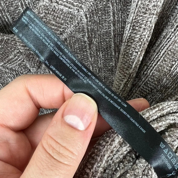 UO • Out From Under Snowy Day Cropped
Chenille Vest - Picture 10 of 10